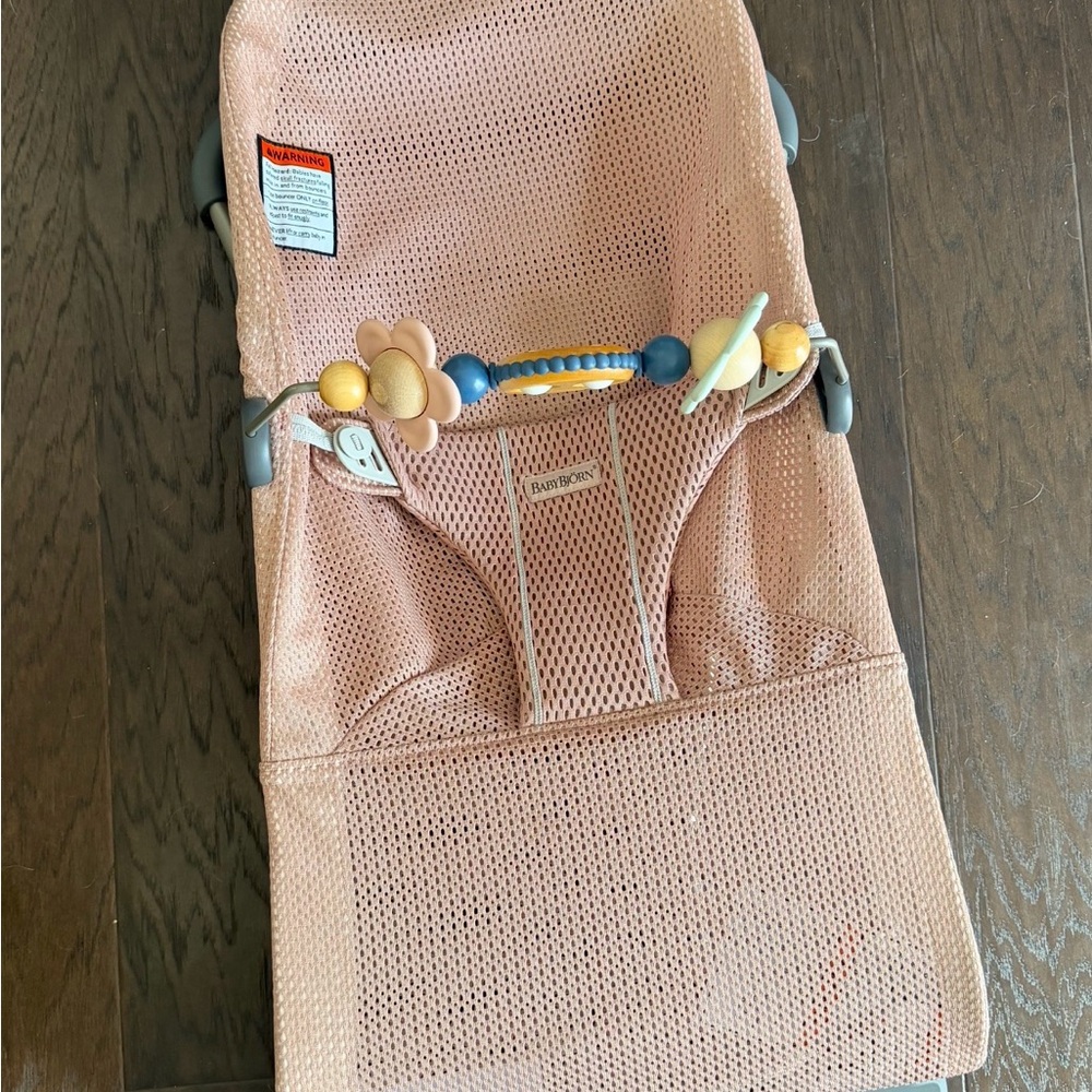 BabyBjörn Bliss Mesh Bouncer - Blush Pink with wooden play bar - Picture 3 of 8